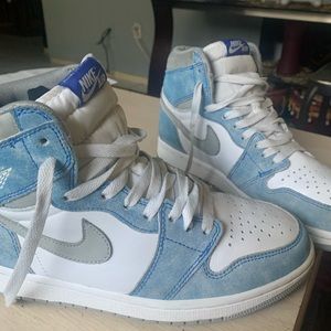 Air Jordan Retro 1 “Hyper Royal”